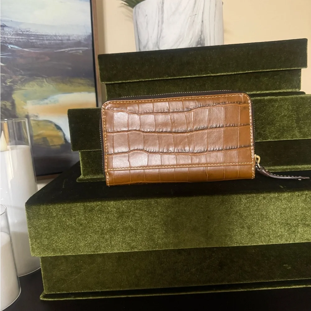 Dooney & Bourke stylish croc
